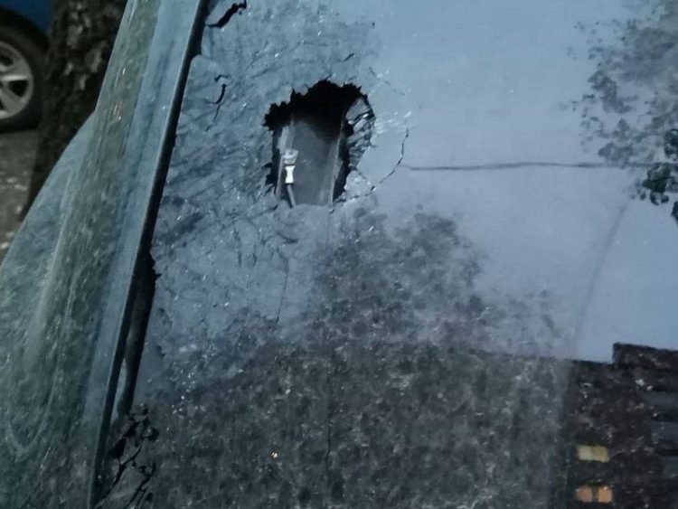 На улице Станкозаводской девочки-подростки бросали с крыши камни в машину