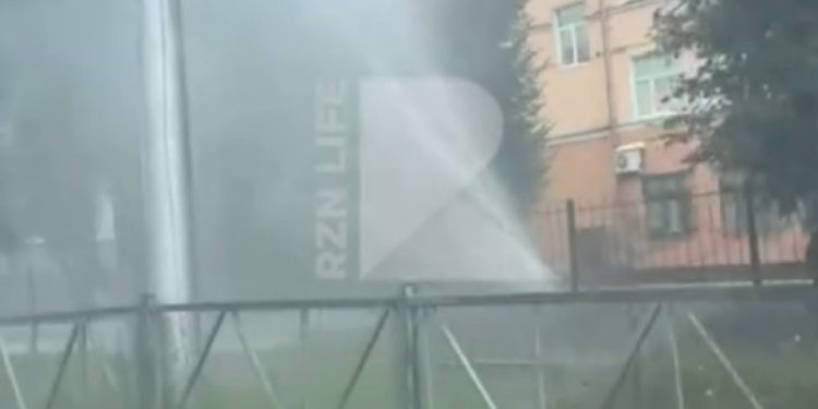 У рязанской школы №3 засняли «фонтан»