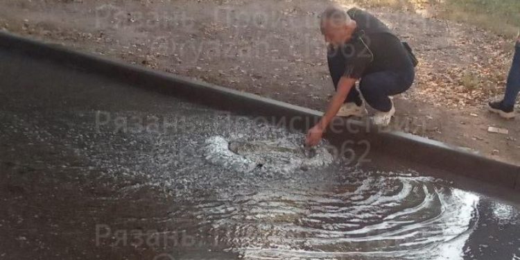 В рязанском Канищеве из-за прорыва канализации затопило двор около школы №56