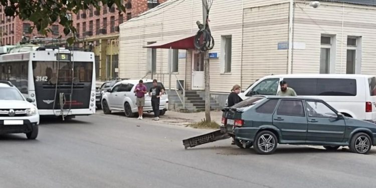 На улице Чкалова столкнулись троллейбус №5 и легковушка На улице Чкалова столкнулись троллейбус №5 и легковушка