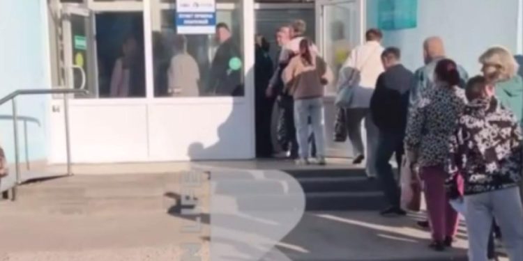 Рязанцы засняли огромную очередь в КВЦ 24 сентября