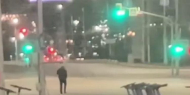 В ночь на 18 октября рязанцы засняли пьяного мужчину, гуляющего по проезжей части