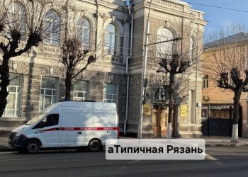 У здания рязанского правительства засняли «скорую помощь» 5 декабря