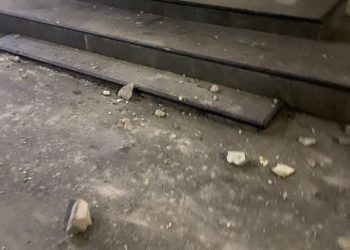 В центре Рязани часть аварийного дома обрушилась на пешеходную зону