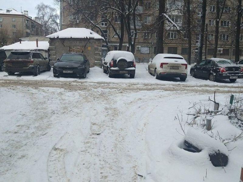 Горожане пожаловались на некачественную уборку снега в центре Рязани