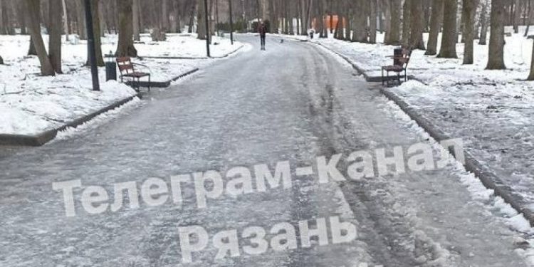 Горожане продолжают жаловаться на скользкие тротуары в Рязани Горожане продолжают жаловаться на скользкие тротуары в Рязани