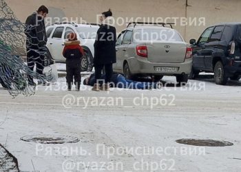 Рязанцы обратили внимание на лежащего без движения на дороге мужчину