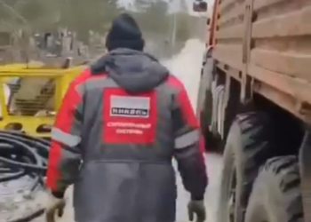 Рабочие на автомобиле с рязанскими номерами выгрузили мусор на кладбище во Владимире Рабочие на автомобиле с рязанскими номерами выгрузили мусор на кладбище во Владимире