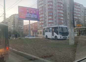 На улице Интернациональной засняли припаркованную на газоне маршрутку №75