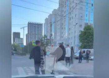 Рязанские подростки рассекают по проезжей части на электросамокатах Рязанские подростки рассекают по проезжей части на электросамокатах