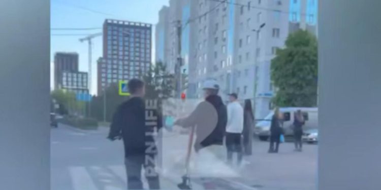 Рязанские подростки рассекают по проезжей части на электросамокатах Рязанские подростки рассекают по проезжей части на электросамокатах
