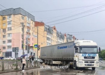 В рязанском Кальном столкнулись легковушка и фура