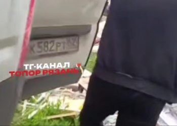 В рязанском Дядькове неизвестный выбрасывал мусор из грузовика В рязанском Дядькове неизвестный выбрасывал мусор из грузовика