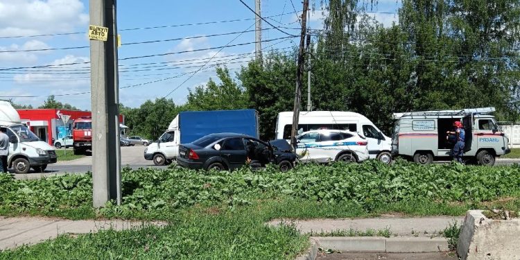 На Михайловском шоссе водитель на легковушке врезался в фонарный столб