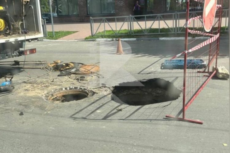 В центре Рязани провалился асфальт