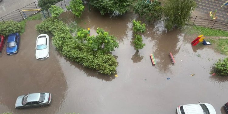 На Касимовском шоссе местные жители не могут выйти из своих домов на улицу после дождя