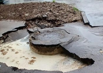 На улице Фирсова после дождя размыло асфальт На улице Фирсова после дождя размыло асфальт