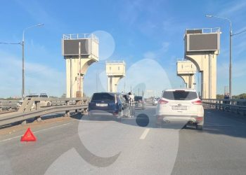 На Северной окружной дороге столкнулись две легковушки