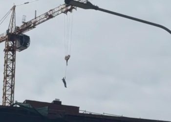 В рязанской Горроще засняли человека, который висел на строительном кране В рязанской Горроще засняли человека, который висел на строительном кране