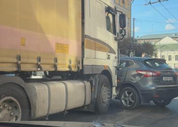 На улице Дзержинского столкнулись фура и иномарка На улице Дзержинского столкнулись фура и иномарка