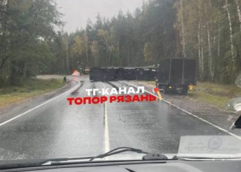 В Клепиковском районе на проезжей части перевернулась фура