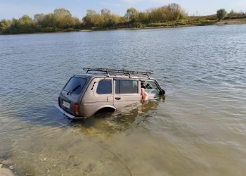В рязанской Оке утонул автомобиль, внутри нашли труп водителя