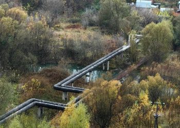 В Рязани ручей Быстрец окрасился в ярко-бирюзовый цвет В Рязани ручей Быстрец окрасился в ярко-бирюзовый цвет