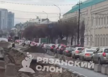 На рязанской улице Соборной образовалась крупная пробка На рязанской улице Соборной образовалась крупная пробка