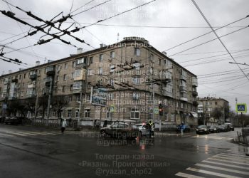 В центре Рязани столкнулись две легковушки В центре Рязани столкнулись две легковушки
