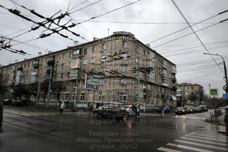 В центре Рязани столкнулись две легковушки