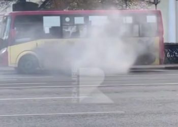 На рязанской площади Ленина задымилась маршрутка На рязанской площади Ленина задымилась маршрутка