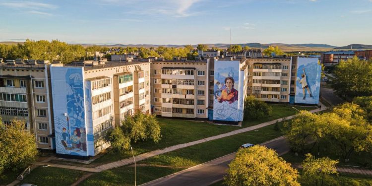 Рязанский художник Демин показал свои муралы в Забайкальском крае