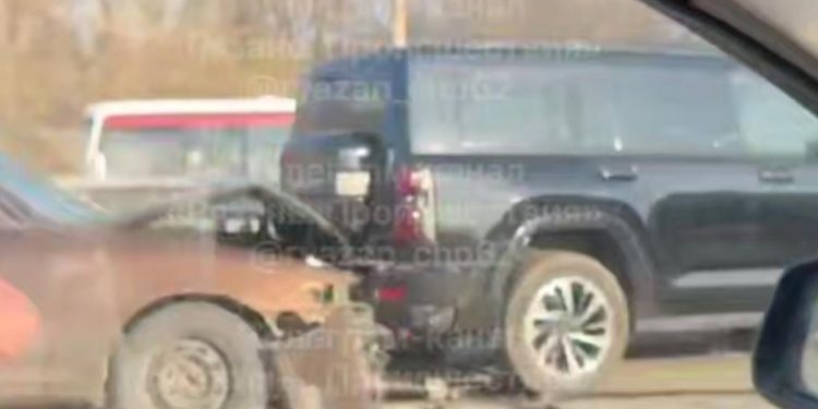 Около рязанского ТРЦ «Премьер» столкнулись два автомобиля