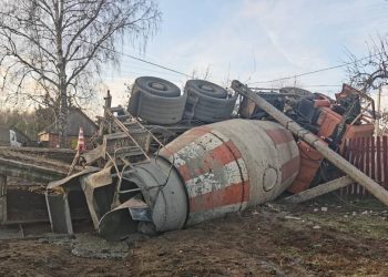 В Спасском районе на забор дома опрокинулся автобетоносмеситель