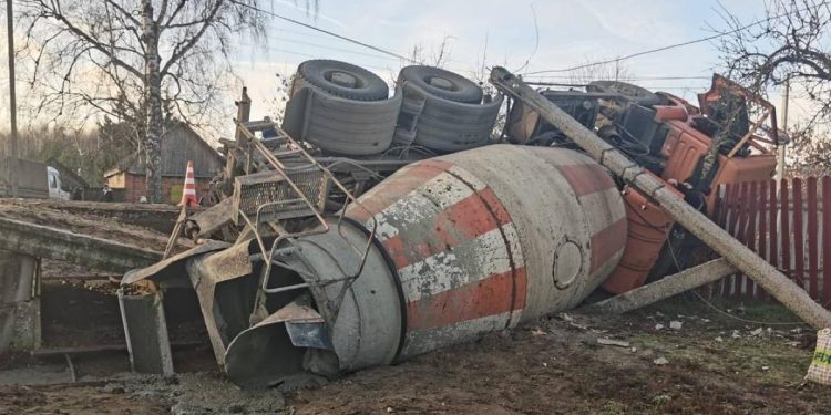 В Спасском районе на забор дома опрокинулся автобетоносмеситель