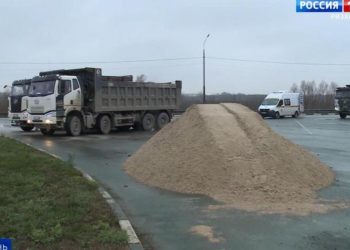 Водители большегрузов пытаются обойти ограничения на подъездах к мосту через рязанскую Оку