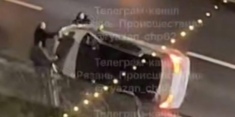 На Московском шоссе легковушка опрокинулась на бок