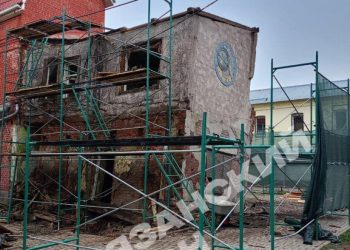 Около рязанского ТРЦ «Малина» огородили разрушающееся здание