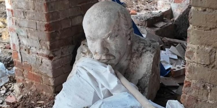 При реставрации "резного домика" в Рязани обнаружили бюст Ленина При реставрации «резного домика» в Рязани обнаружили бюст Ленина