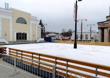 На Рязанской ВДНХ завершаются работы по монтажу катка