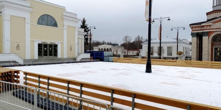 На Рязанской ВДНХ завершаются работы по монтажу катка