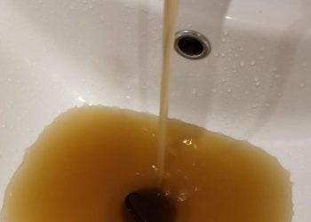 Рязанцы пожаловались на ржавую воду, которая течет из крана