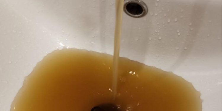 Рязанцы пожаловались на ржавую воду, которая течет из крана