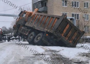 В рязанском Скопине под отремонтированный асфальт провалился КамАЗ