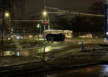 На Московском шоссе перевернулся легковой автомобиль На Московском шоссе перевернулся легковой автомобиль