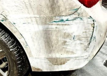 В рязанском Новомичуринске неизвестный врезался в автомобиль и скрылся с места ДТП