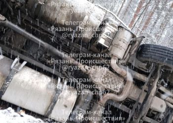 На рязанской трассе ночью фура не вписалась в поворот