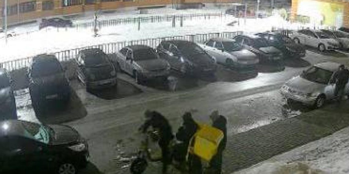 Подростки в Дядьково похитили транспорт у курьера