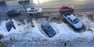 В Рязани — вновь падение ледяной глыбы с крыши