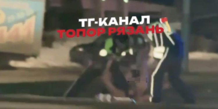 Голый мужчина испортил машины рязанцев Голый мужчина испортил машины рязанцев